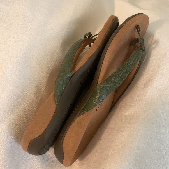 Vionic Bella Green Sandals - Picture 10 of 10